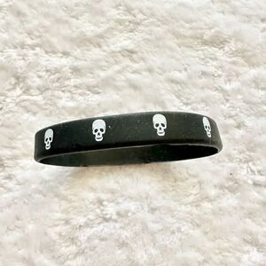 Black-and-white skull stretch bracelet ￼